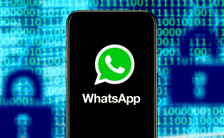 Persona en Uruguay mirando su celular preocupada porque le hackearon el WhatsApp