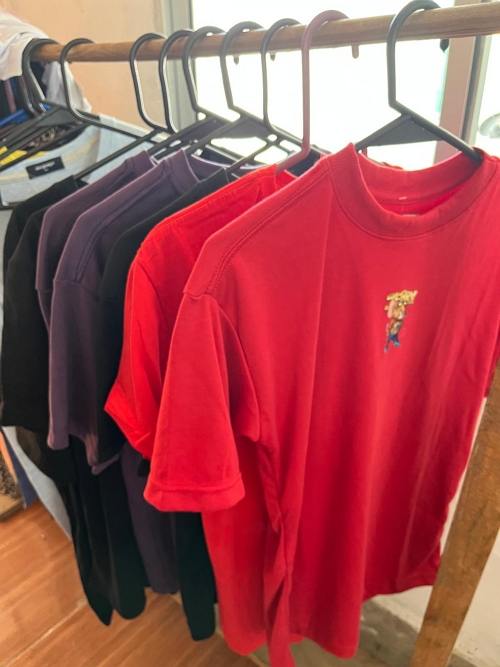 Remeras y jeans en tienda en Mercedes