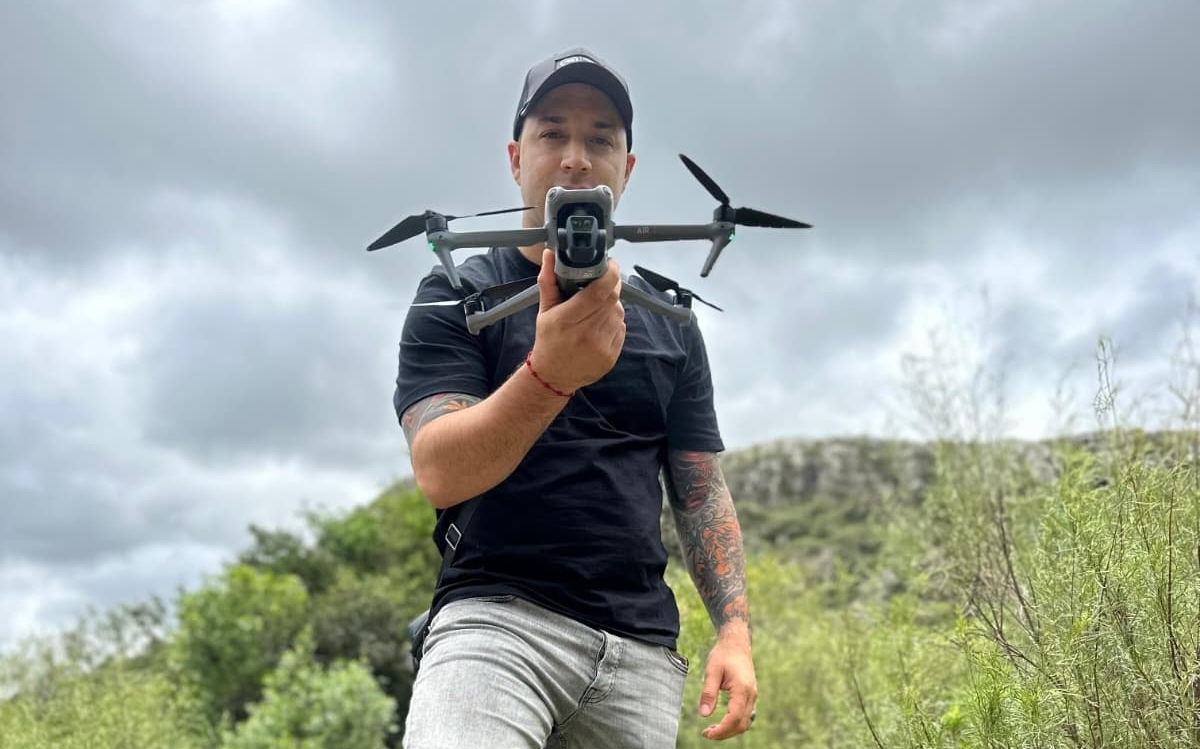 Dron sobrevolando un campo al atardecer